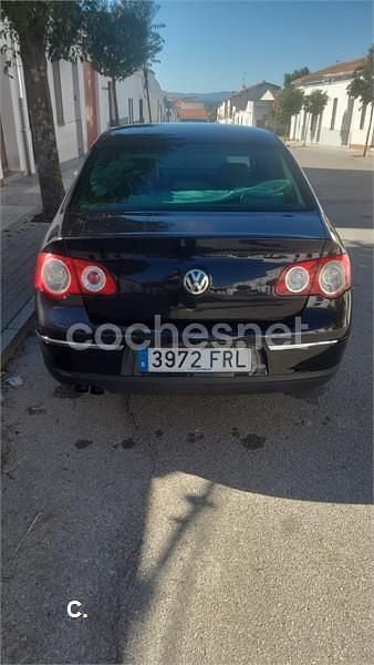 Usado VW Passat Highline 140 CV (102 kW) 2005 Negro Berlina