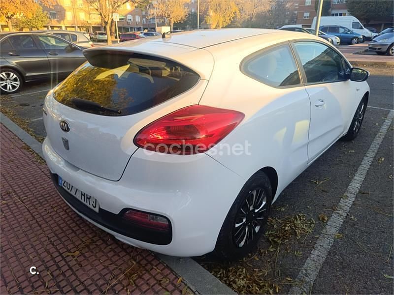 Usado Kia ProCeed 100 CV (73 kW) 2013 Blanco Berlina