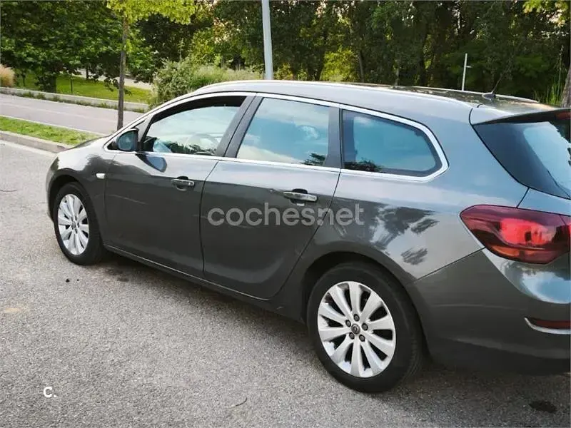 Usado Opel Astra Cosmo ST 140 CV (102 kW) 2011 Gris / plata Familiar