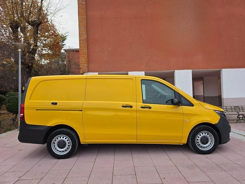 Usado Mercedes Vito 136 CV (100 kW) 2022 Amarillo Van