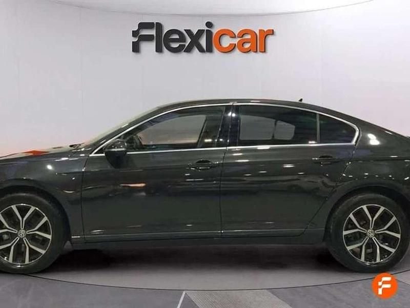 Usado VW Passat Advance 120 CV (88 kW) 2019 Gris Berlina