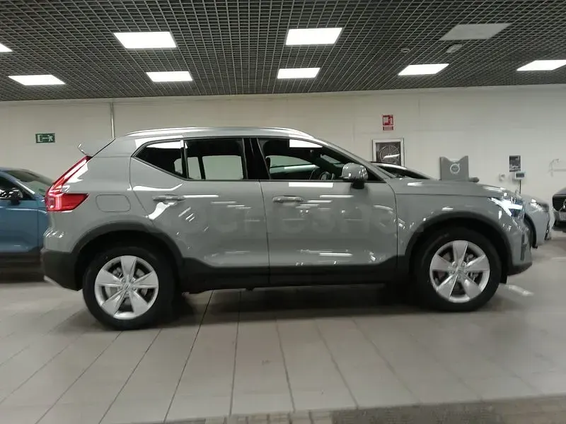 Begagnad Volvo XC40 Core 163 HK (119 kW) 2024 Grå SUV