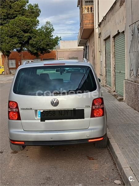 Usado VW Touran 105 CV (77 kW) 2007 Gris / plata Monovolumen