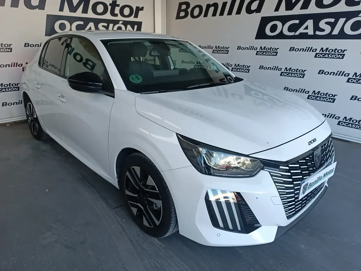 Usado Peugeot 208 Allure 100 CV (73 kW) 2024 Blanco Utilitario
