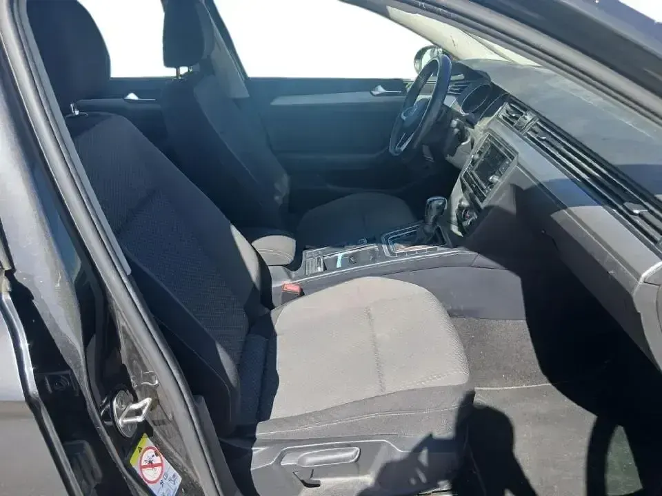 Usado VW Passat 122 CV (89 kW) 2022 Gris / plata Familiar