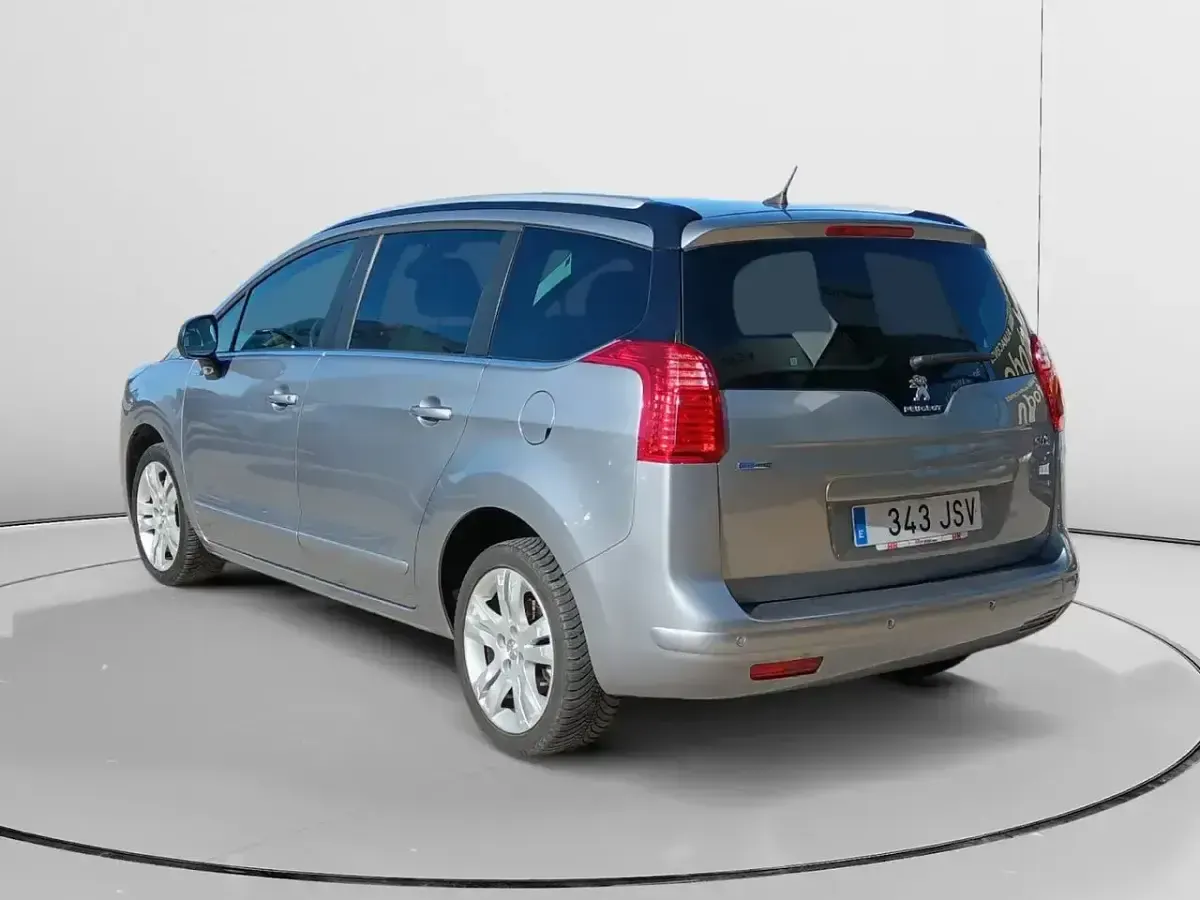 Usado Peugeot 5008 Allure 131 CV (96 kW) 2016 Gris / plata Monovolumen
