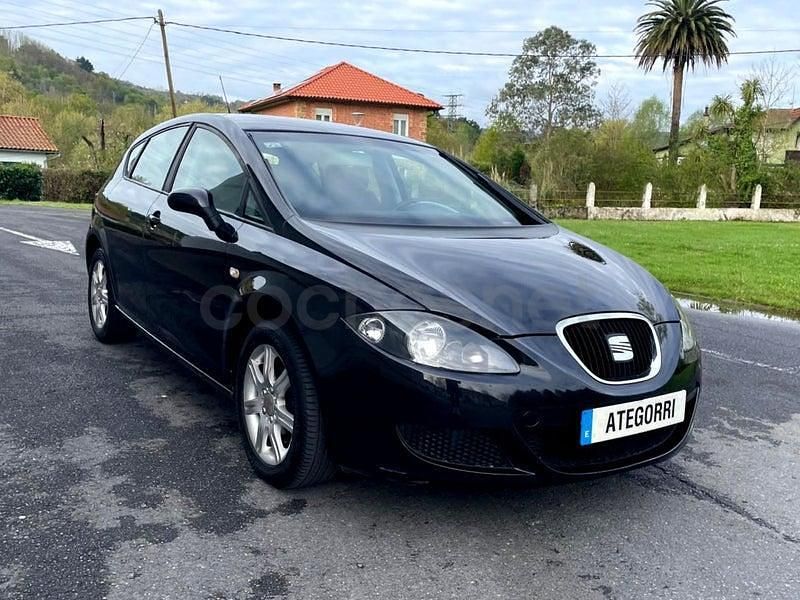 Usado Seat Leon Sport 102 CV (75 kW) 2005 Negro Utilitario