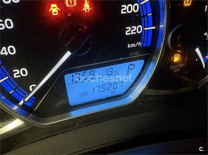 Usado Toyota Yaris Hybrid Active 100 CV (73 kW) 2015 Rojo Berlina