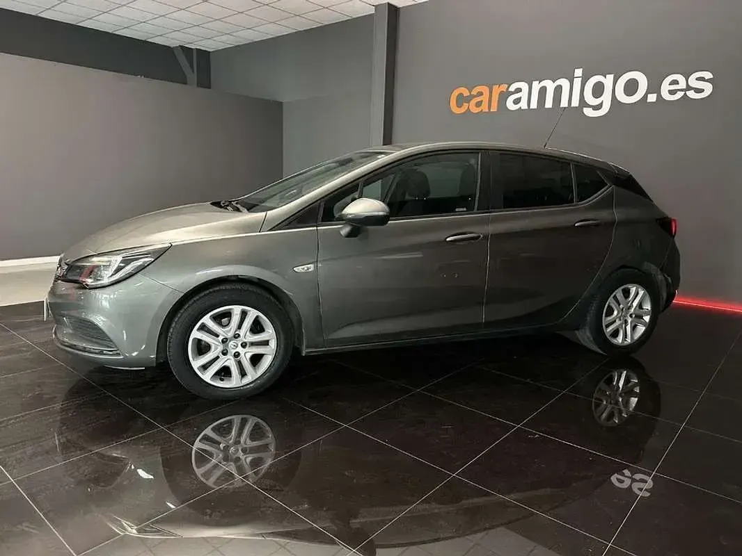 Usado Opel Astra Selective 125 CV (91 kW) 2018 Gris Berlina