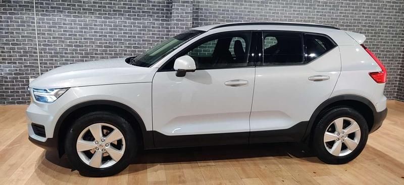 Usado Volvo XC40 Momentum 129 CV (94 kW) 2021 Gris SUV
