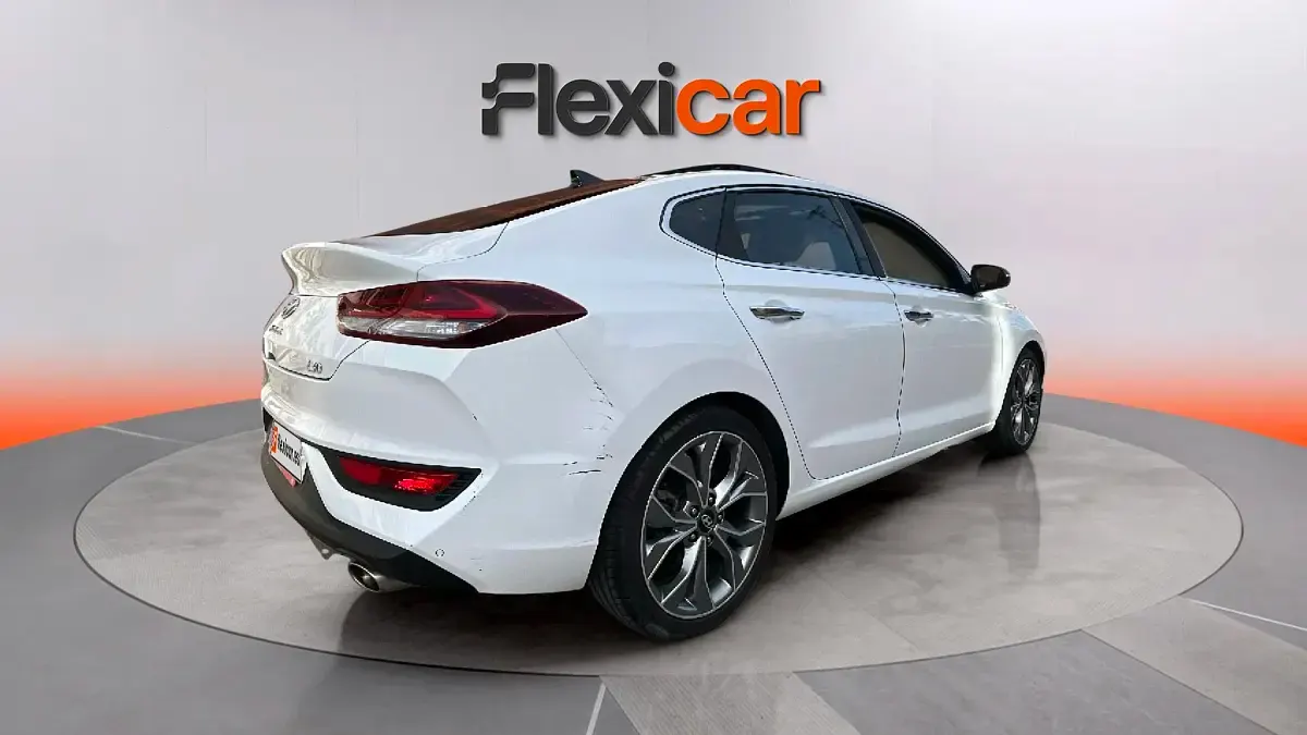 Usado Hyundai i30 140 CV (102 kW) 2018 Blanco Berlina