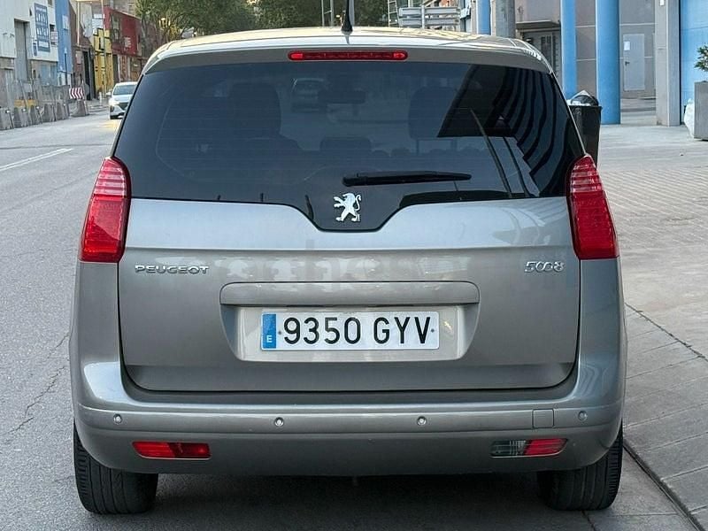 Usado Peugeot 5008 Premium 120 CV (88 kW) 2010 Beige Monovolumen