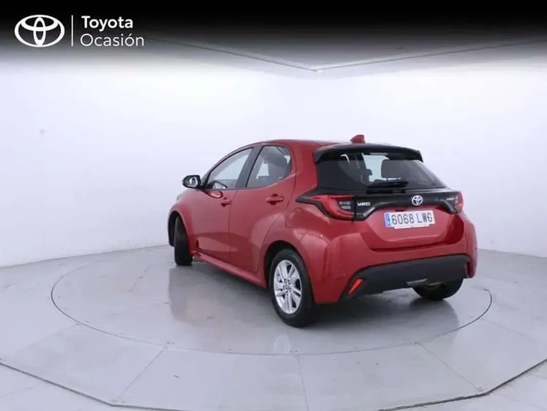 Begagnad Toyota Yaris Hybrid Active 116 HK (85 kW) 2022 Röd Halvkombi