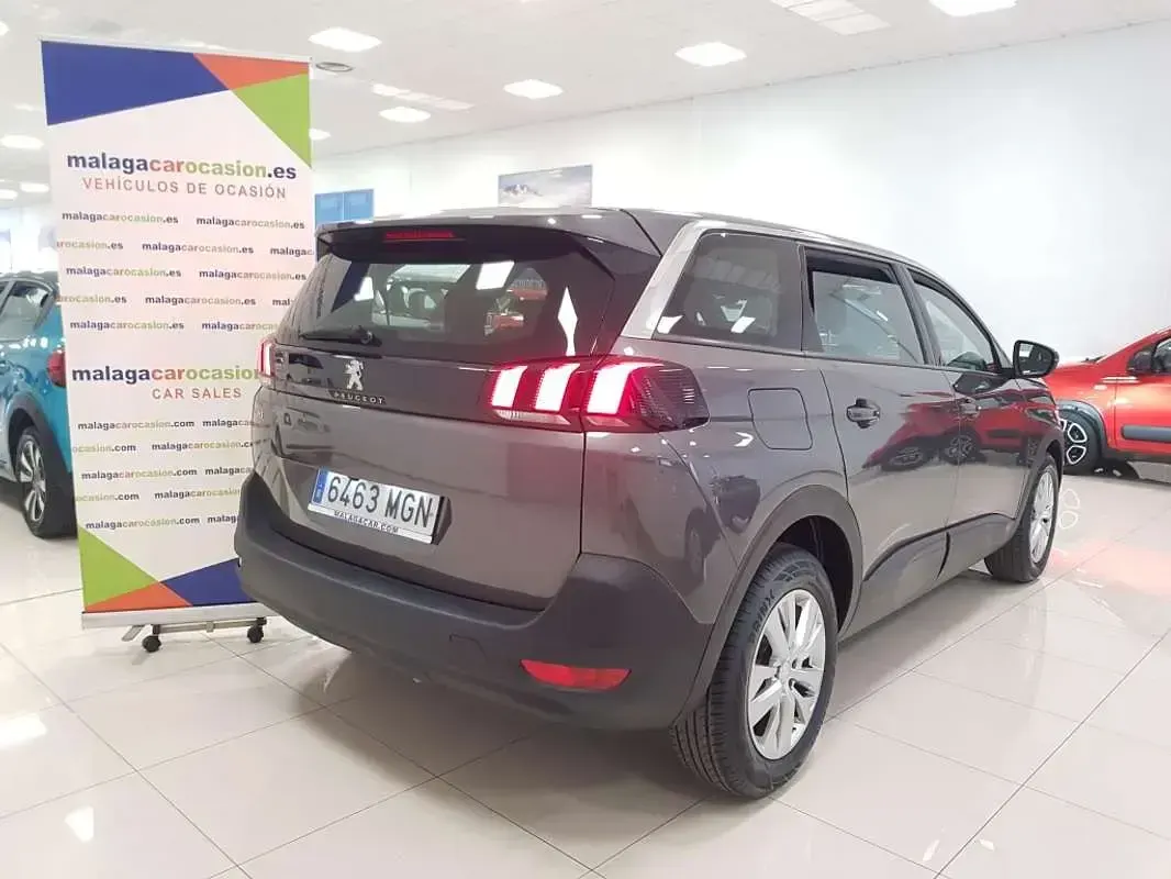 Usado Peugeot 5008 Active 131 CV (96 kW) 2023 Gris SUV