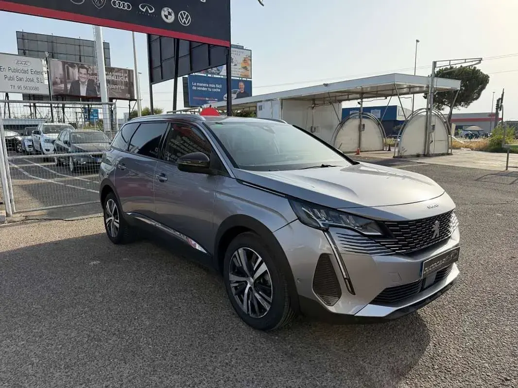 Usado Peugeot 5008 Allure 131 CV (96 kW) 2022 Gris SUV