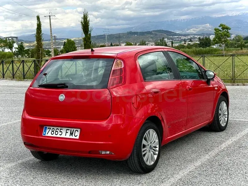 Usado Fiat Grande Punto Dynamic 75 CV (55 kW) 2007 Rojo Utilitario