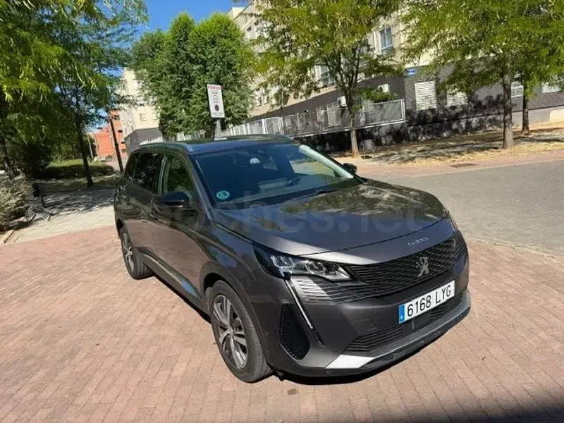 Usado Peugeot 5008 Allure 130 CV (95 kW) 2022 Gris / plata SUV