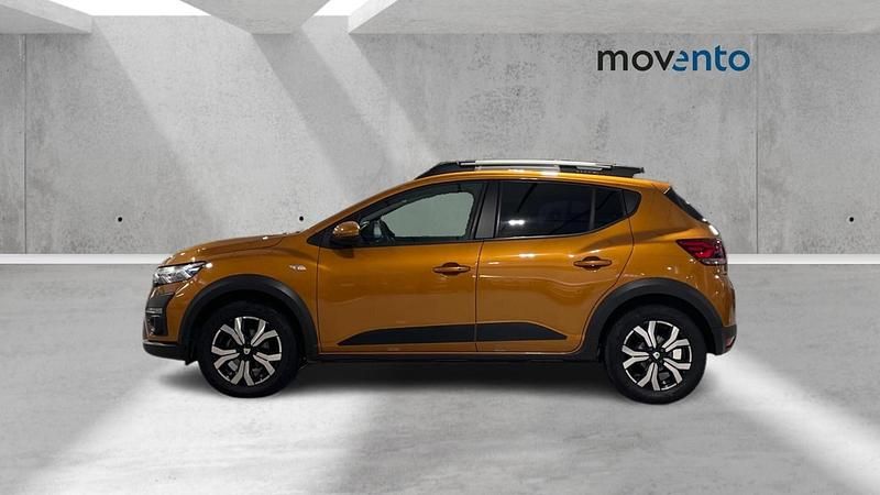 Usado Dacia Sandero Comfort 101 CV (74 kW) 2021 Naranja Berlina