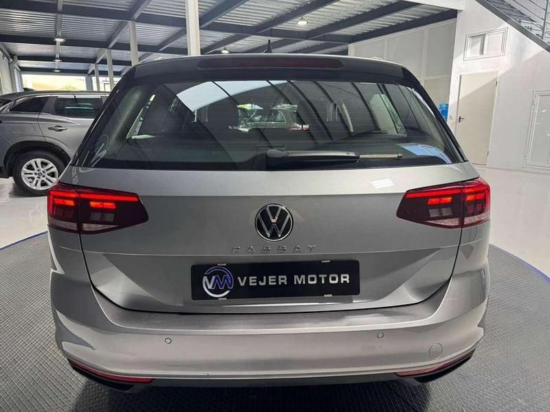Usado VW Passat Business 122 CV (89 kW) 2022 Gris Familiar