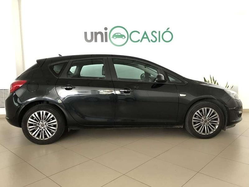Usado Opel Astra Selective 110 CV (80 kW) 2014 Negro Utilitario