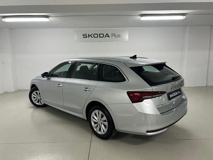 Gris plata Usado 2025 Skoda Octavia Selection Familiar | 30.995 € (Precio justo) - Imagen 1/4