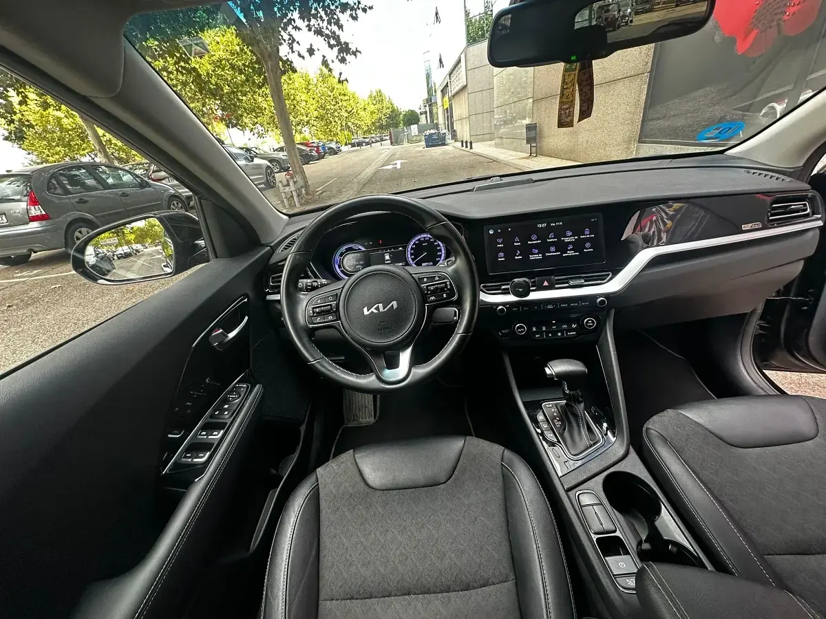 Używany Kia Niro 141 KM (103 kW) 2021 Szary SUV
