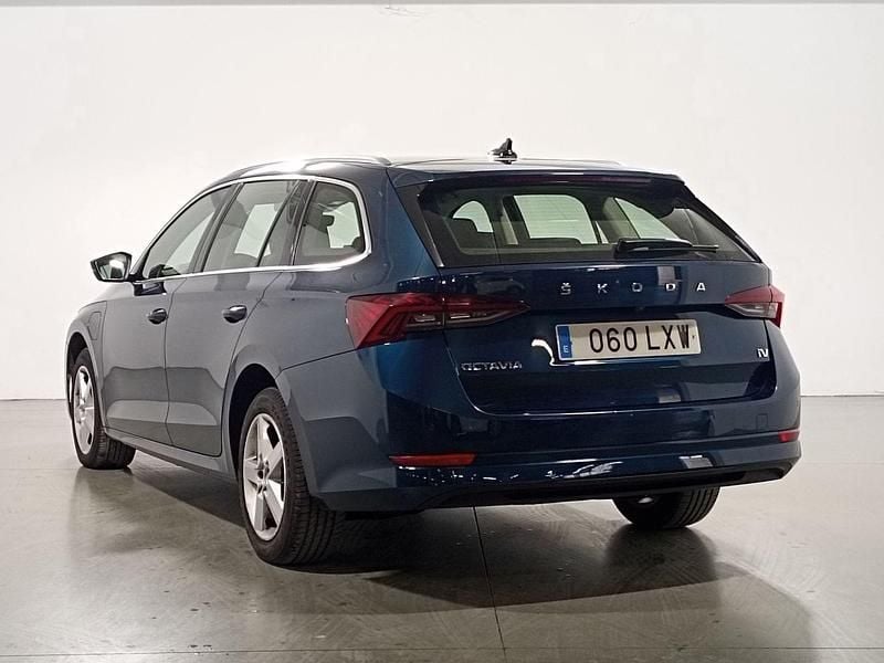 Usado Skoda Octavia Ambition 204 CV (150 kW) 2022 Azul Familiar
