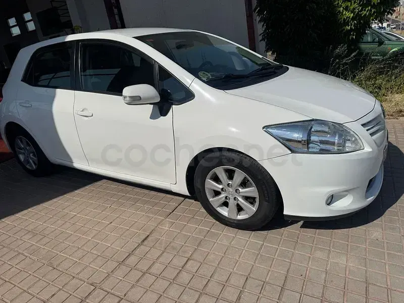 Usado Toyota Auris Active 90 CV (66 kW) 2012 Blanco Berlina
