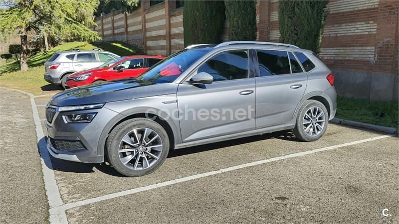 Usado Skoda Kamiq 110 CV (80 kW) 2022 Gris / plata SUV