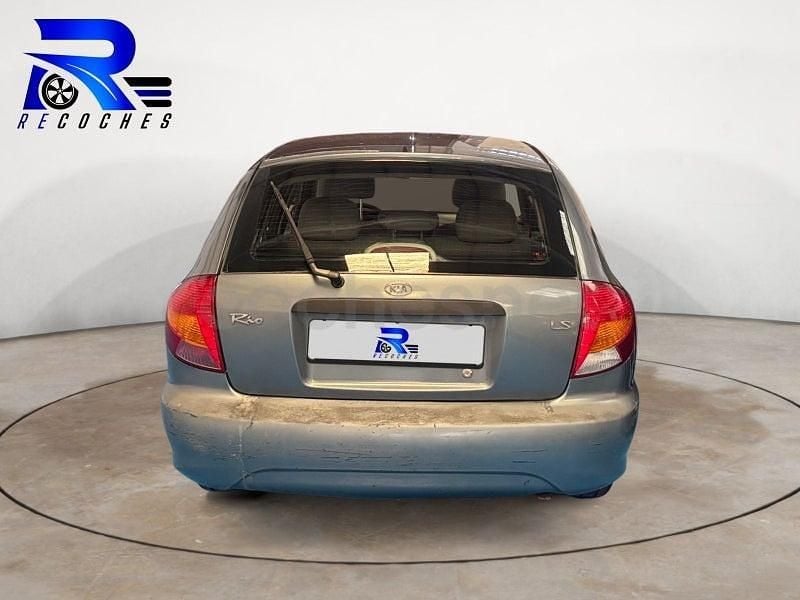 Usado Kia Rio 98 CV (72 kW) 2002 Azul Berlina