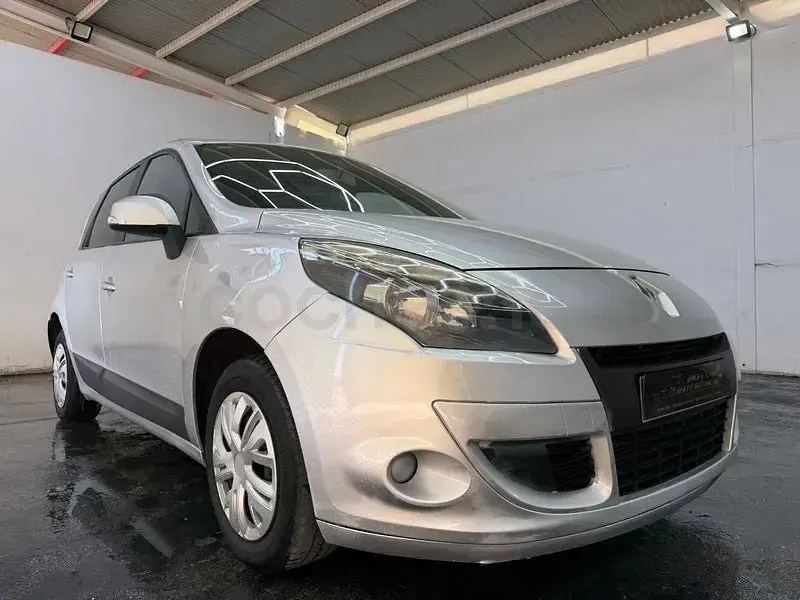 Usado Renault Scénic Dynamique 105 CV (77 kW) 2009 Gris / plata Monovolumen