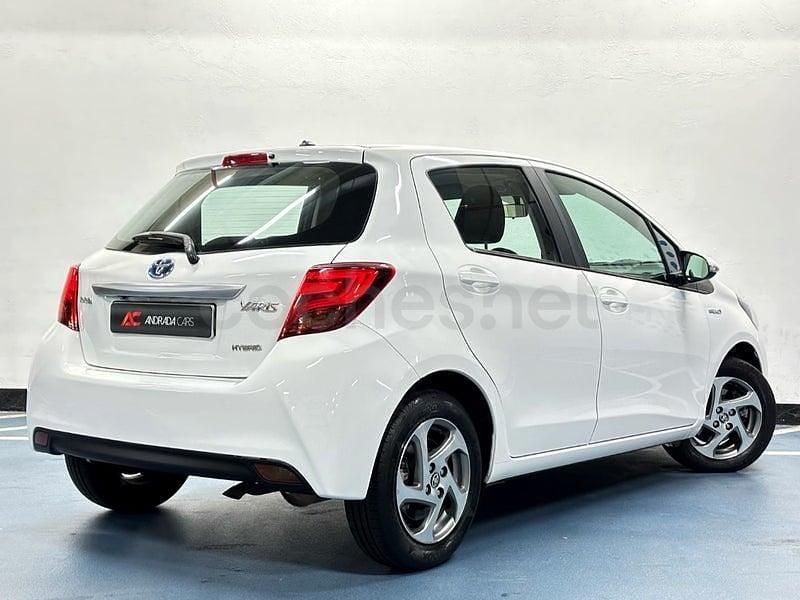 Usado Toyota Yaris Hybrid Advance 100 CV (73 kW) 2014 Blanco Berlina