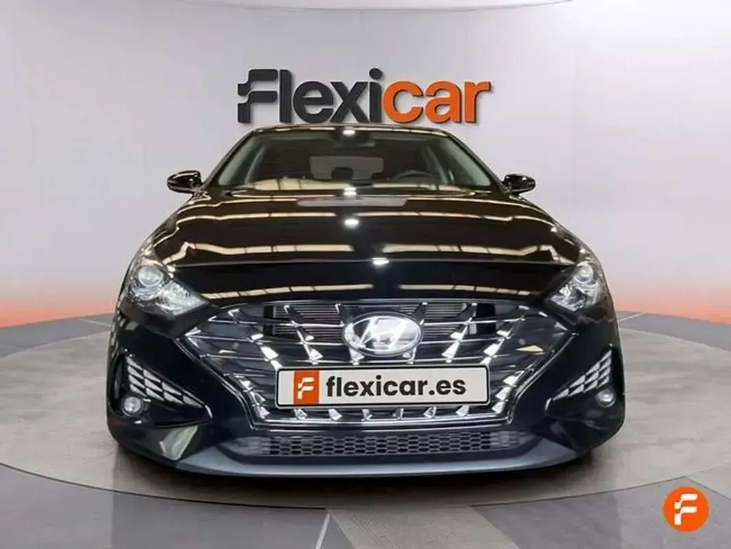 Usado Hyundai i30 120 CV (88 kW) 2022 Negro Berlina