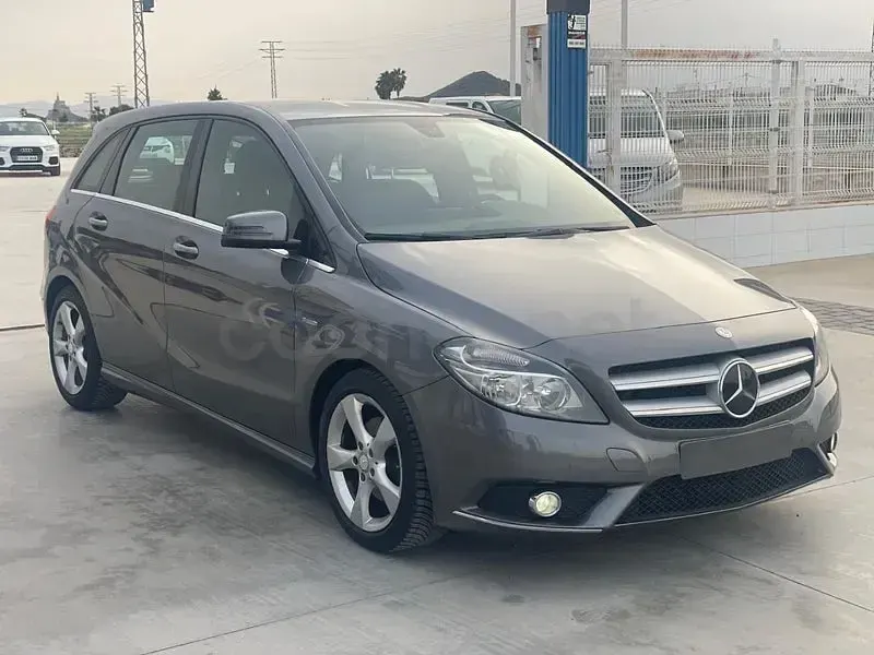 Usado Mercedes B180 109 CV (80 kW) 2012 Beige Monovolumen