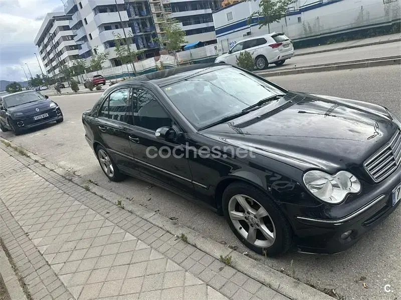 Usado Mercedes C220 Avantgarde 143 CV (105 kW) 2005 Negro Berlina