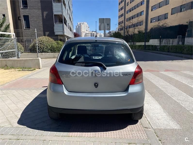 Usado Toyota Yaris 101 CV (74 kW) 2008 Gris / plata Utilitario