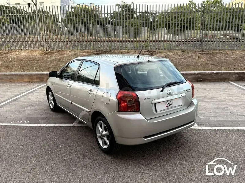 Usado Toyota Corolla Sol 90 CV (66 kW) 2005 Gris / plata Berlina