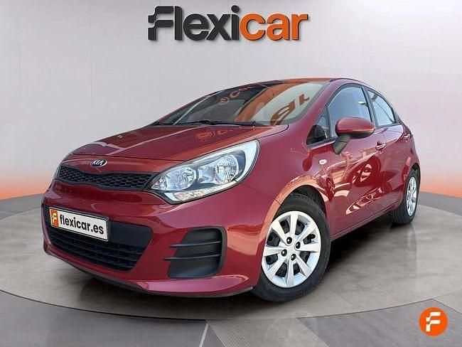 Usado Kia Rio 84 CV (61 kW) 2016 Rojo Berlina
