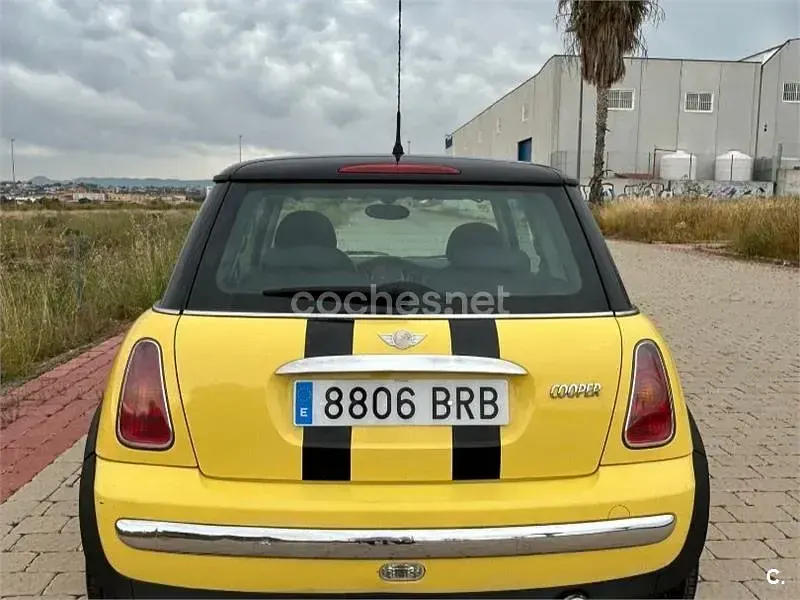 Usado Mini Cooper 115 CV (84 kW) 2001 Amarillo Utilitario