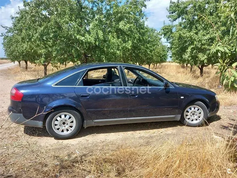Usado Audi A6 150 CV (110 kW) 1999 Negro Familiar