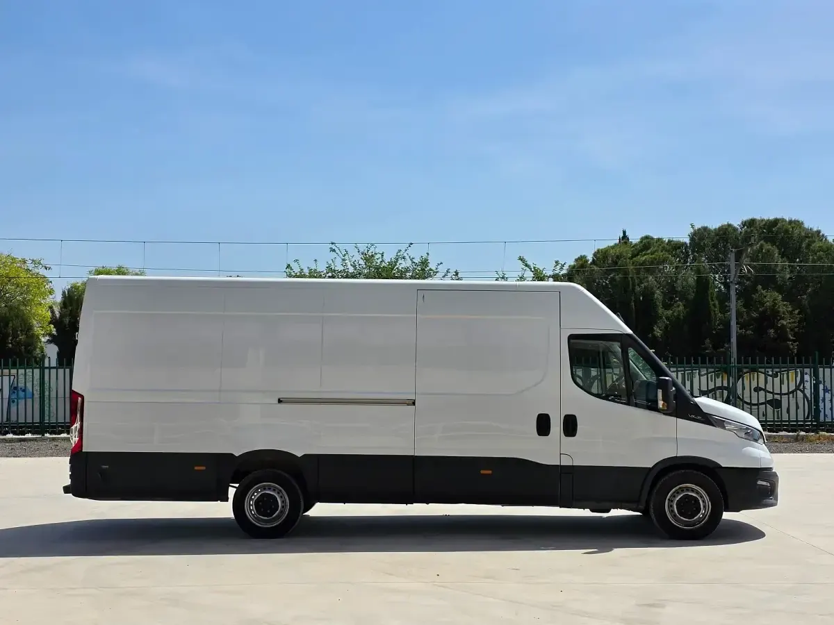 Begagnad Iveco Daily 160 HK (117 kW) 2023 Vit