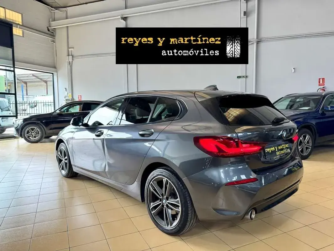 Usado BMW 116 Sport Line 116 CV (85 kW) 2021 Gris Utilitario