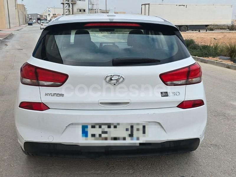 Usado Hyundai i30 Style 136 CV (100 kW) 2018 Blanco Berlina