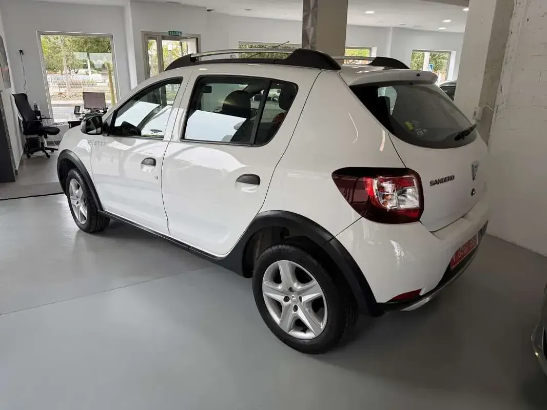 Usado Dacia Sandero Stepway 90 CV (66 kW) 2015 Blanco Utilitario