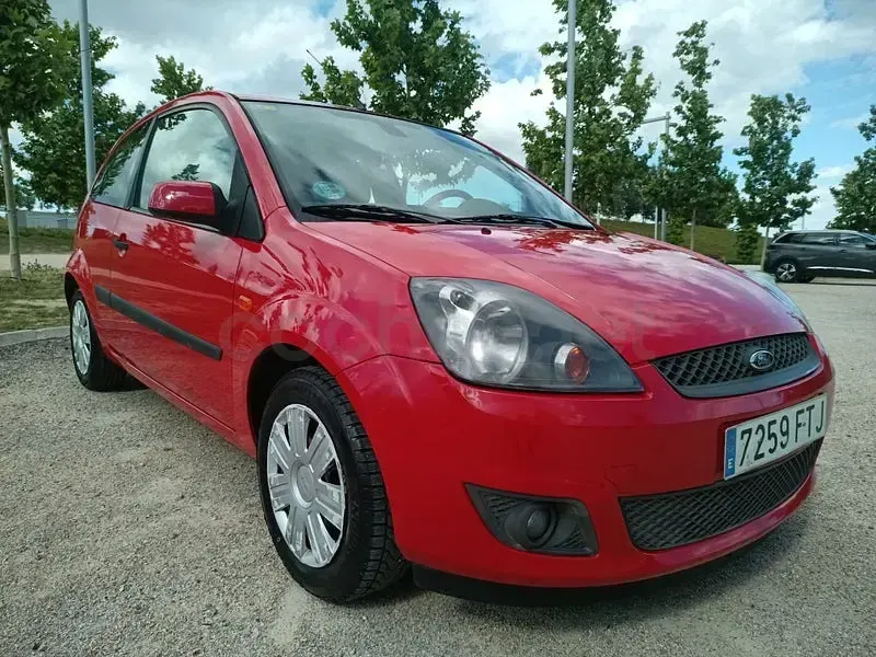 Usado Ford Fiesta 70 CV (51 kW) 2007 Rojo Utilitario