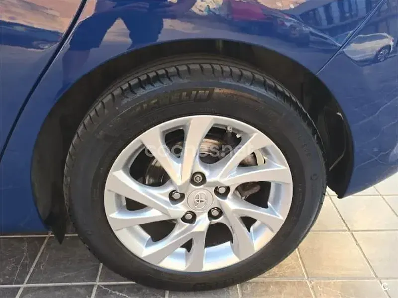 Usado Toyota Auris Hybrid Active 136 CV (100 kW) 2018 Azul Berlina