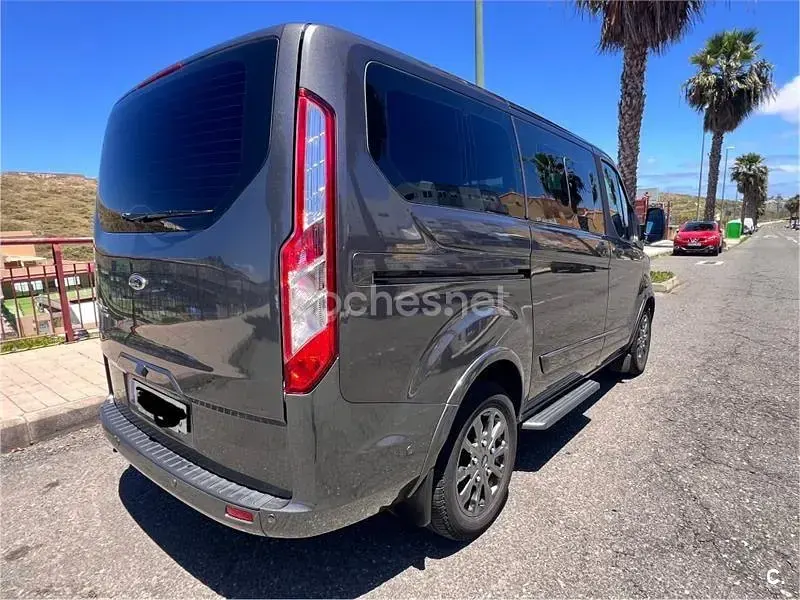 Usado Ford Tourneo Titanium 185 CV (136 kW) 2022 Gris / plata Monovolumen