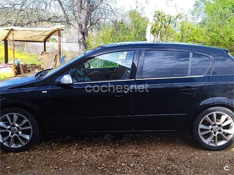Usado Opel Astra Sport 100 HP (73 kW) 2005 Preto Sedan