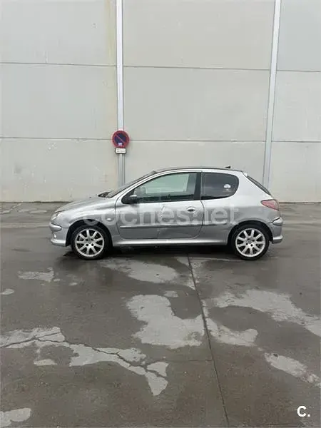 Usado Peugeot 206 110 CV (80 kW) 2003 Gris / plata Berlina