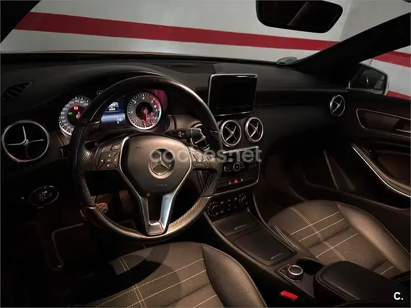 Käytetty Mercedes A200 Urban 136 HP (100 kW) 2017 Valkoinen Sedan